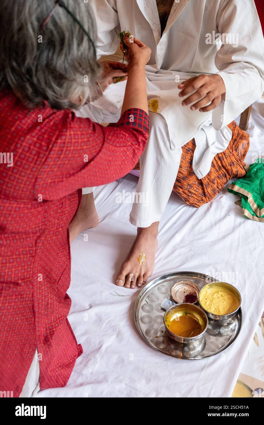 Haldi Zeremonie â€“ hinduistisches Segnungsritual mit Kurkuma-Opfergaben Stockfoto