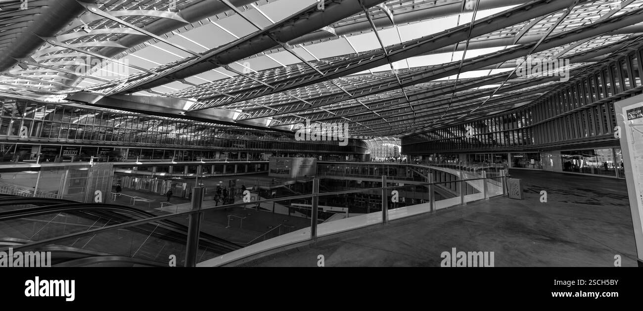 Paris, Frankreich - 24. Januar 2022: Das Westfield Forum des Halles ist ein französisches Einkaufszentrum, das sich auf dem Gelände der ehemaligen zentralen Hallen von Paris befindet. Stockfoto
