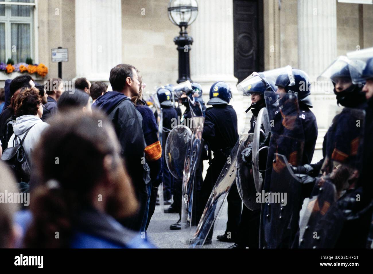 Demonstranten verspotten die Polizei während Antikriegsdemonstrationen Stockfoto