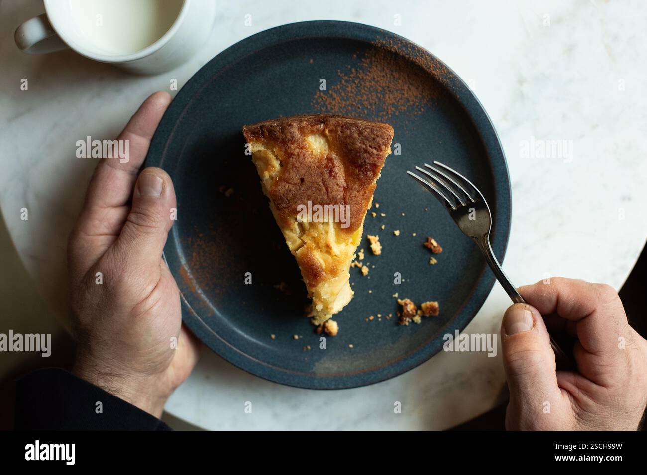 Mann, der ein Stück Kuchen hält Stockfoto
