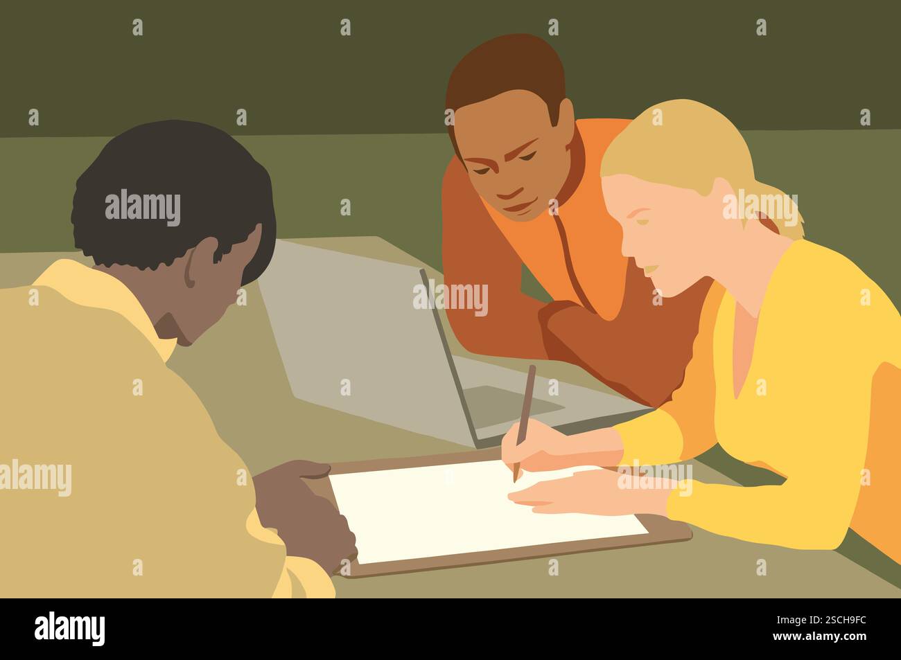 Drei Profis nehmen an einem Brainstorming Teil, tauschen Ideen und Strategien aus, während sie an einem modernen Schreibtisch mit einem Laptop und Papi an einem Projekt arbeiten Stockfoto
