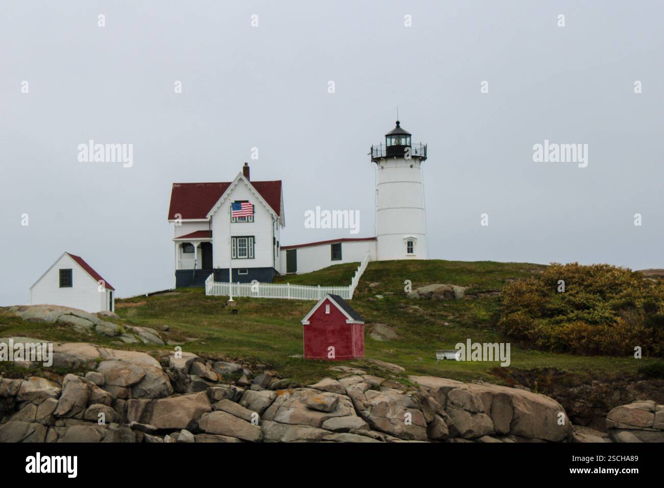 Nubble Lighthouse umgeben von grauem Himmel Stockfoto