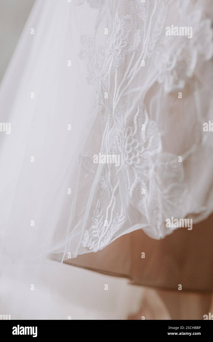 Details des Hochzeitskleides mit weißer Spitze Stockfoto
