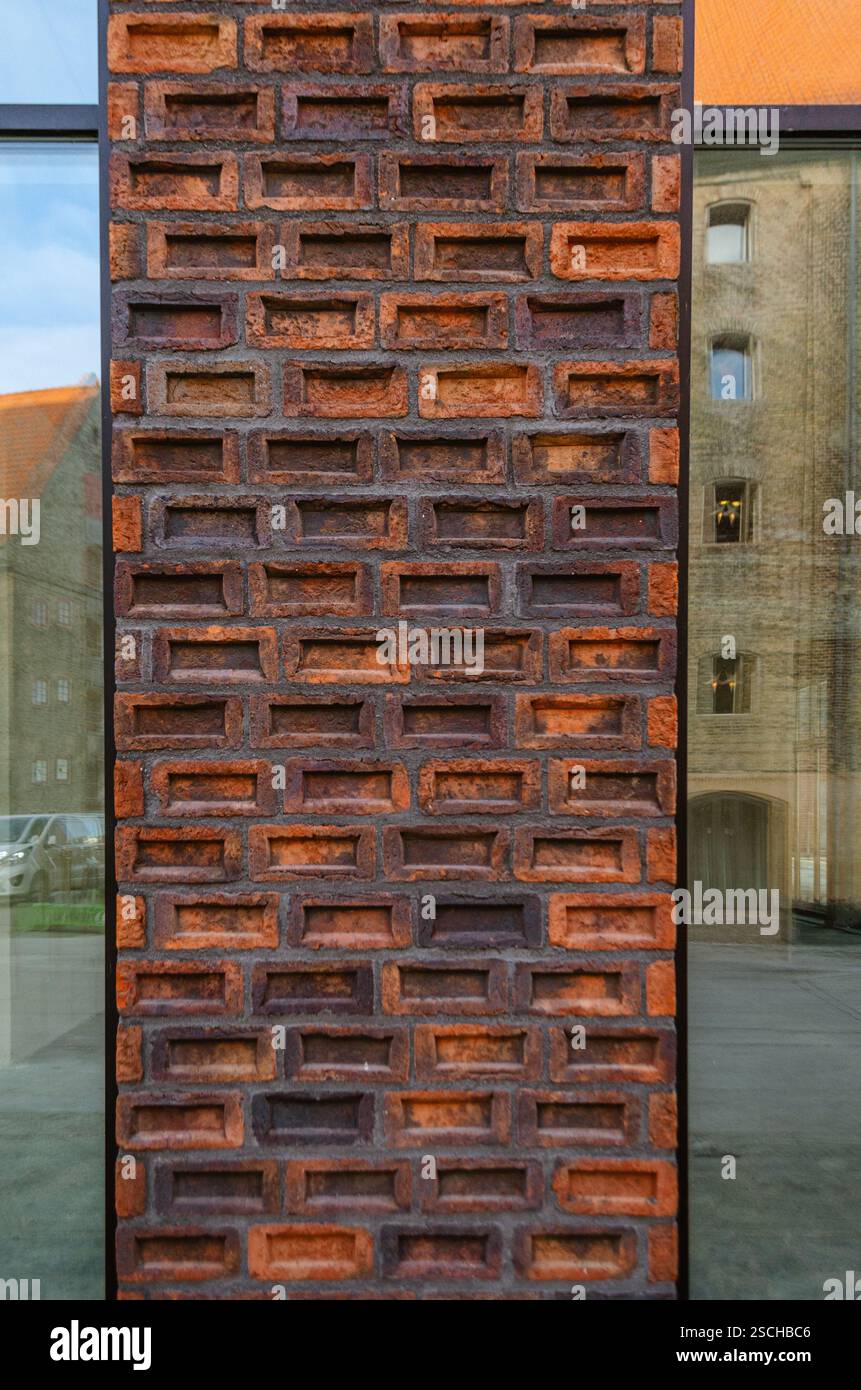 Architektonische Details im orangen Backsteindesign Stockfoto