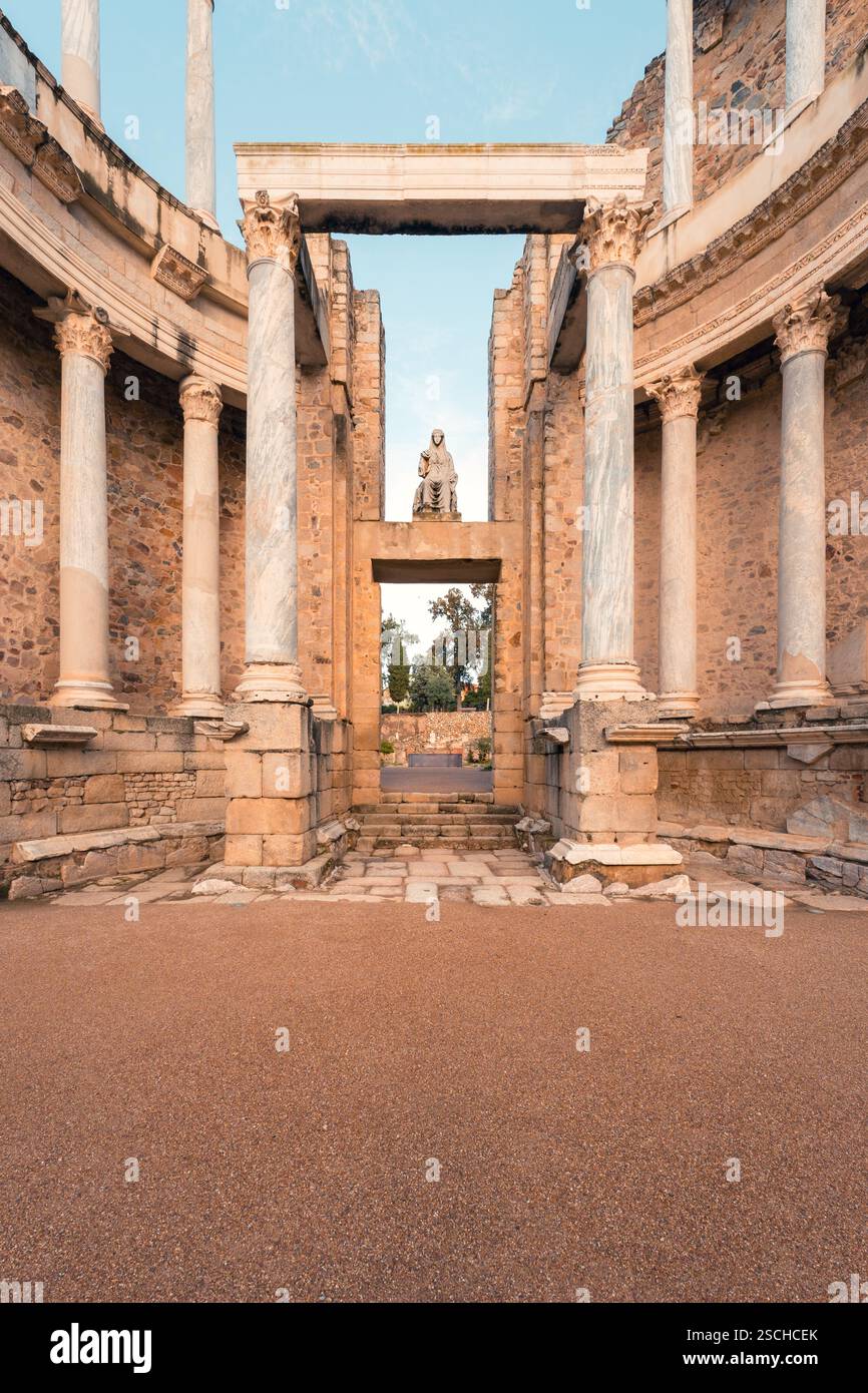 Ein atemberaubender Blick auf das römische Theater in Merida mit seinen großen Marmorsäulen, alten Steinbögen und klassischen Statuen. Diese UNESCO World H Stockfoto