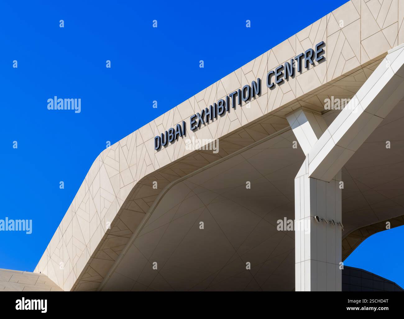 Stilvolles Branding am Eingang zum Dubai Exhibition Centre. Nur einen kurzen Spaziergang vom zentralen Gebäude, dem Al Wasl Dome entfernt. Stockfoto