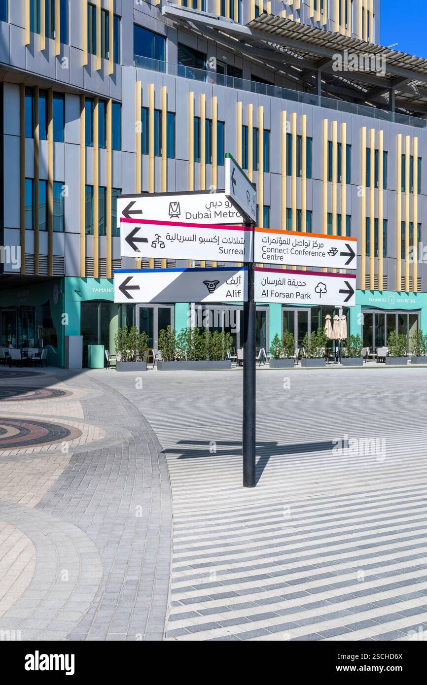 Stilvolle Beschilderung und Ausstellerflaggen am Eingang zum Dubai Exhibition Centre. Nur einen kurzen Spaziergang vom zentralen Al Wasl Dome entfernt. Stockfoto