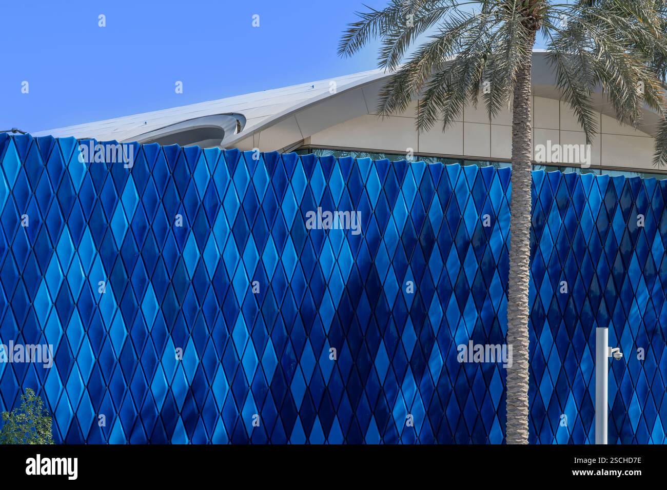 Mit gemusterten blauen Fliesen als stilvolle Möglichkeit, die Servicebereiche im Dubai Exhibition Centre zu verbergen. Stockfoto