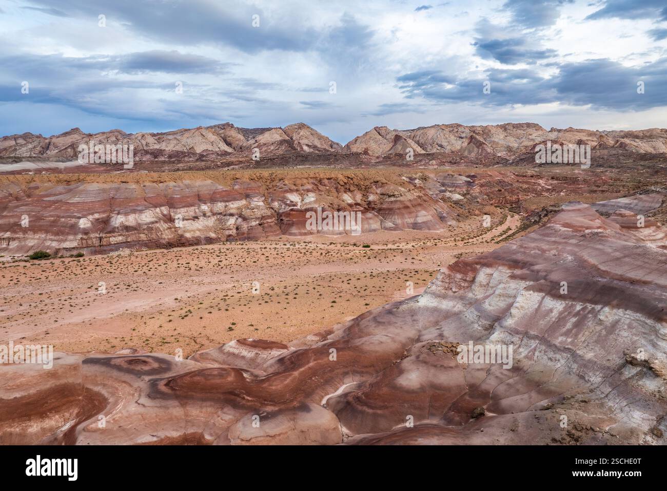 Eine beeindruckende Drohnenaufnahme fängt das vielfältige, zerklüftete Gelände von Hanksville, Utah, ein und zeigt die bunten, gestreiften Felsformationen und Vlies der Region Stockfoto