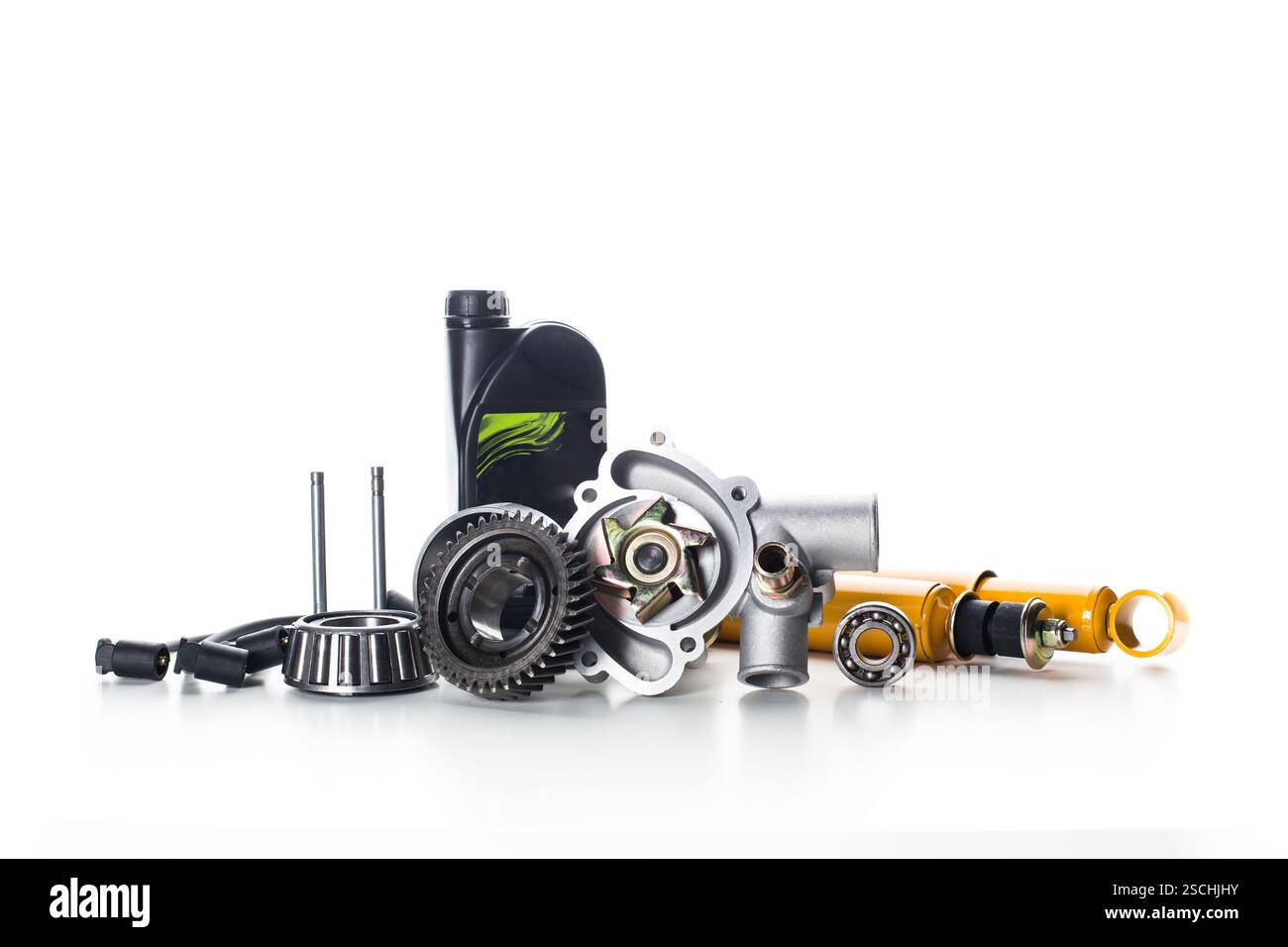 Fahrzeugteile und -Komponenten auf weißem Hintergrund, die mechanische Präzision und technische Exzellenz demonstrieren Stockfoto