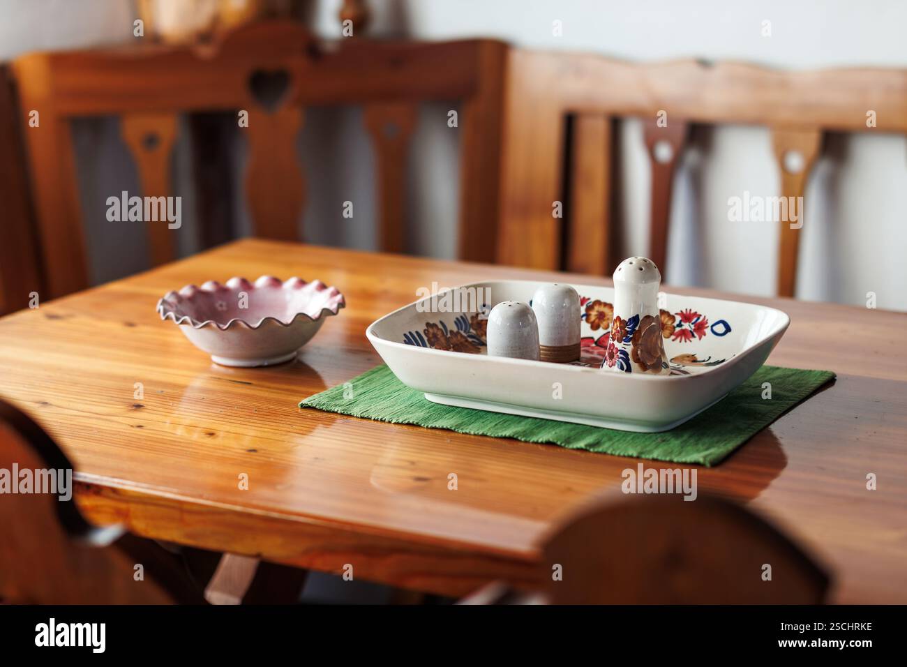 Rustikale Holzmöbel und Keramik Salz- und Pfefferstreuer mit Schüssel auf Holztisch Stockfoto