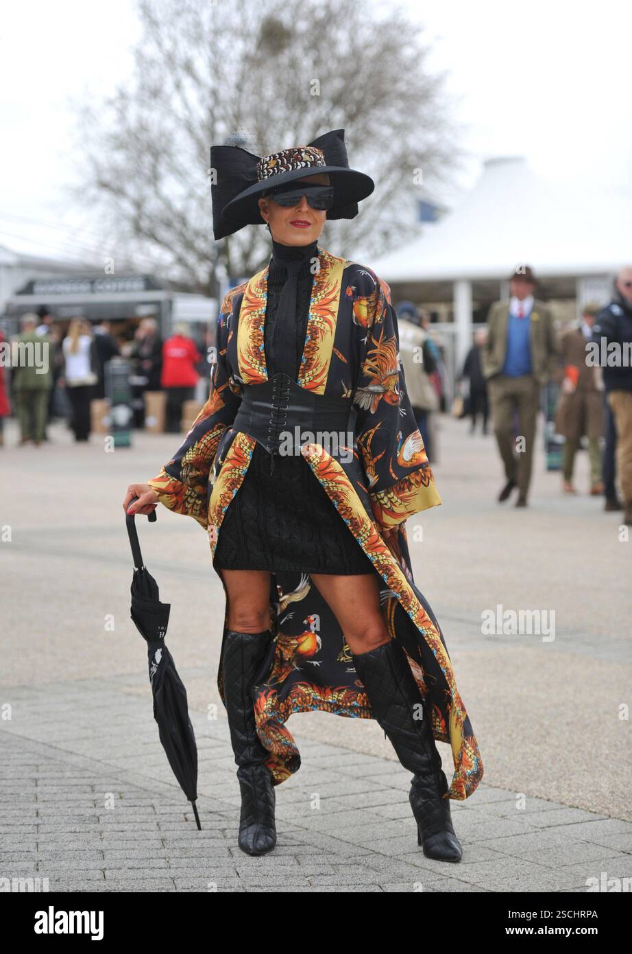 Lisa Luxe, lokale Mode-Stylistin mit Kimono von Clare Haggas und Hut von Lisa von Hallwyl, beide in Cheltenham ansässige Hersteller. Pferderennen in Chelten Stockfoto