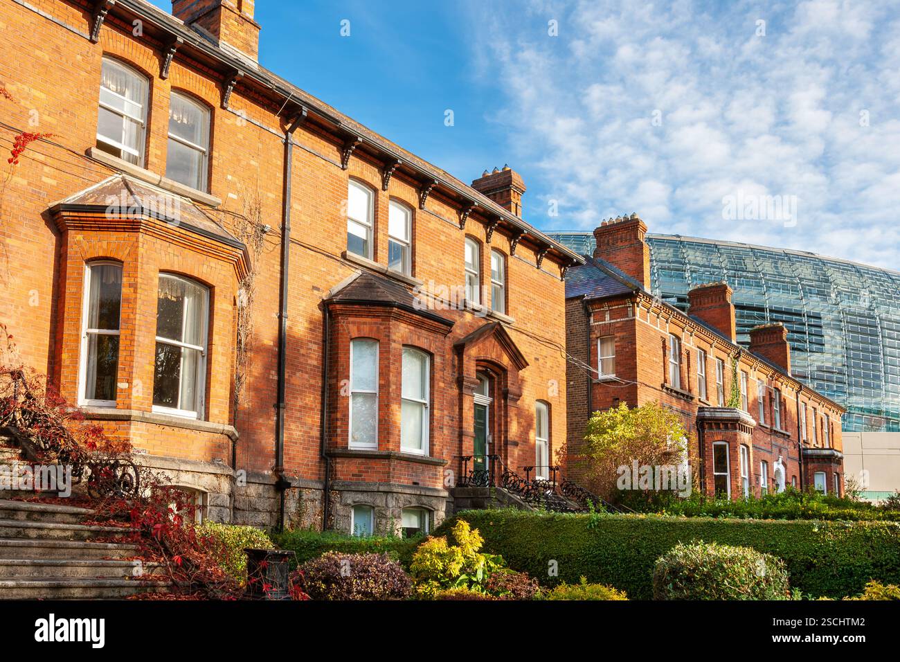 Traditionelle Ziegelterrassenhäuser neben dem Aviva-Stadion. Dublin, Irland Stockfoto