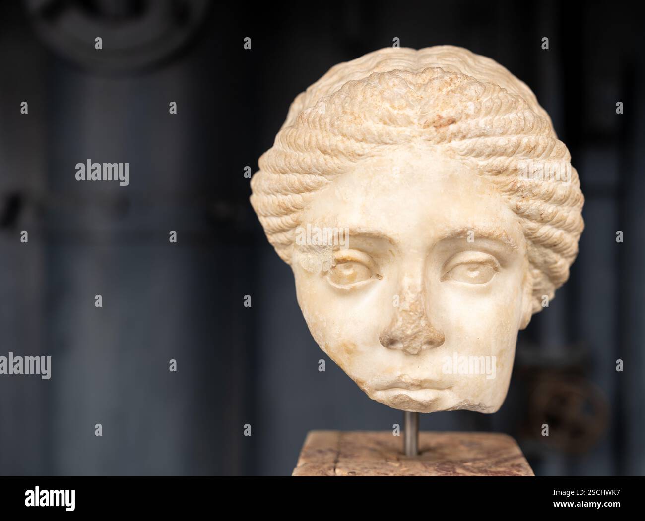 Gebrochenes weibliches Gesicht der antiken römischen Statue Stockfoto