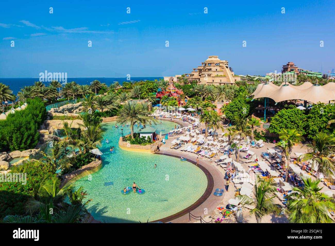 DUBAI, VAE - 3. NOVEMBER: Der Aquaventure Waterpark des Atlantis The Palm Hotels, der sich am 3. November 2013 auf der künstlichen Insel Palm Jumeirah in Dubai befindet. Stockfoto