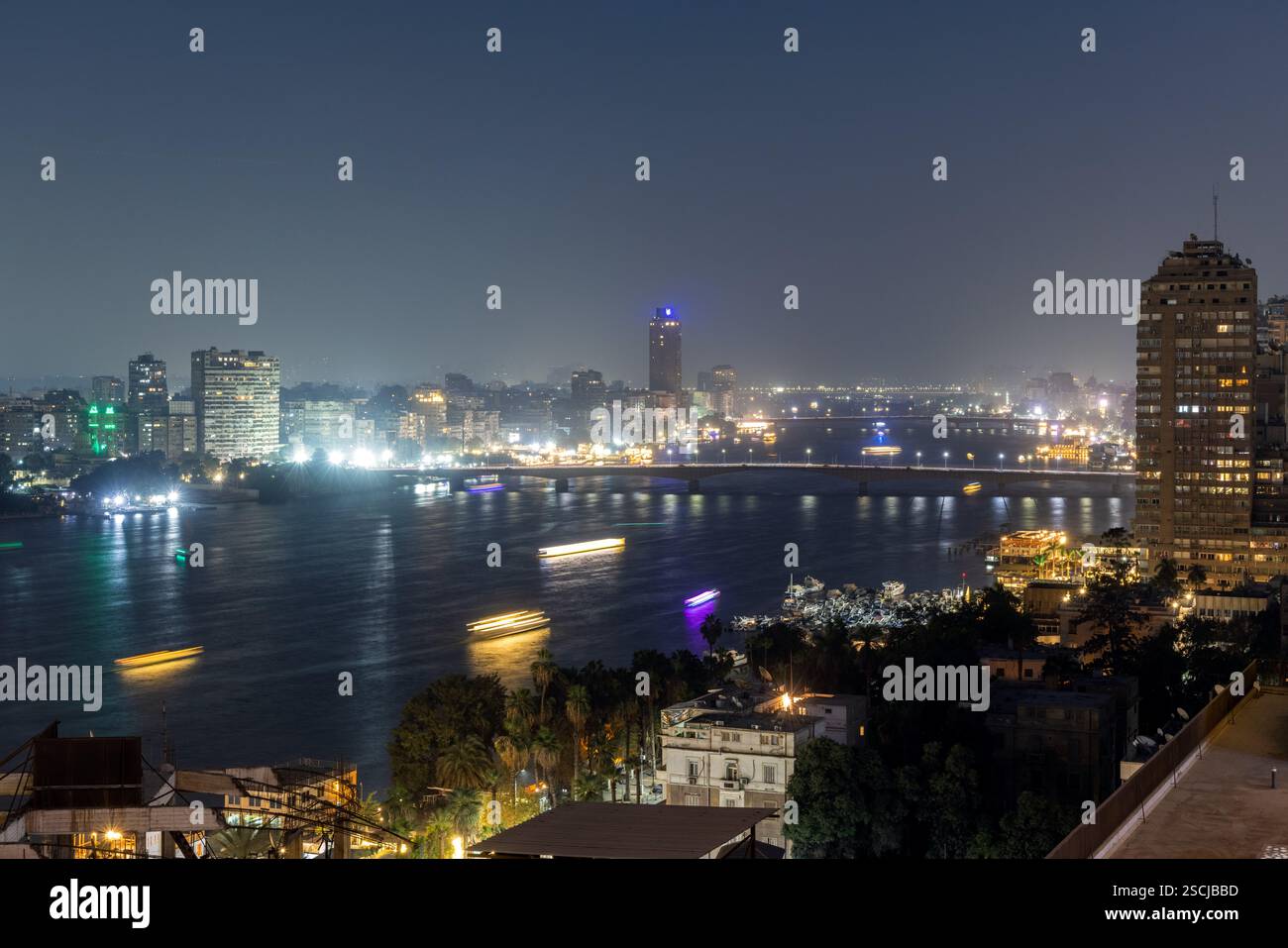 Wunderschöner Blick aus der Vogelperspektive auf den Nil, Ägypten. Stockfoto