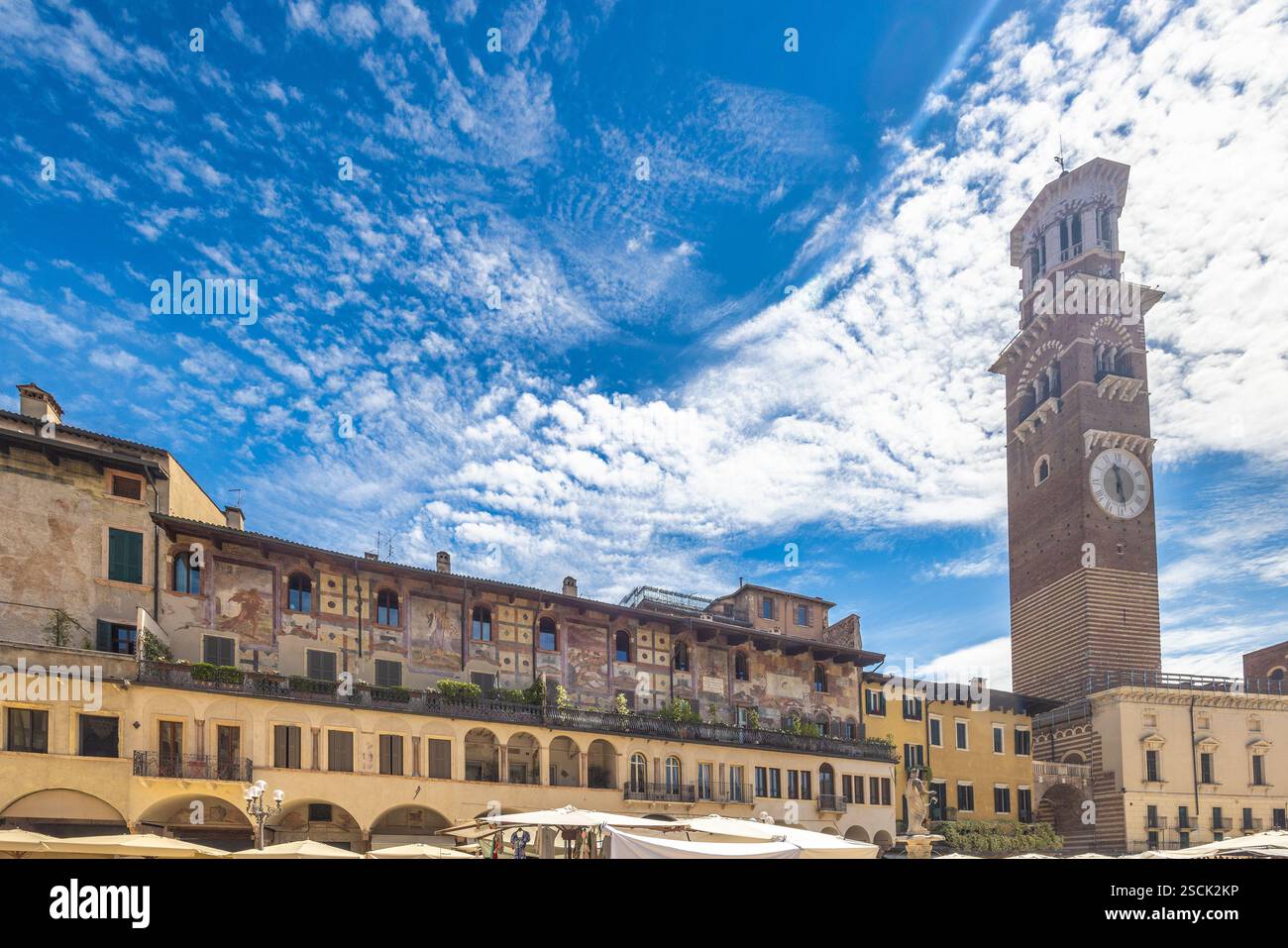 Piazza delle Erbe mit Turm Torre dei Lamberti im historischen Zentrum von Verona, Italien, Europa. Stockfoto