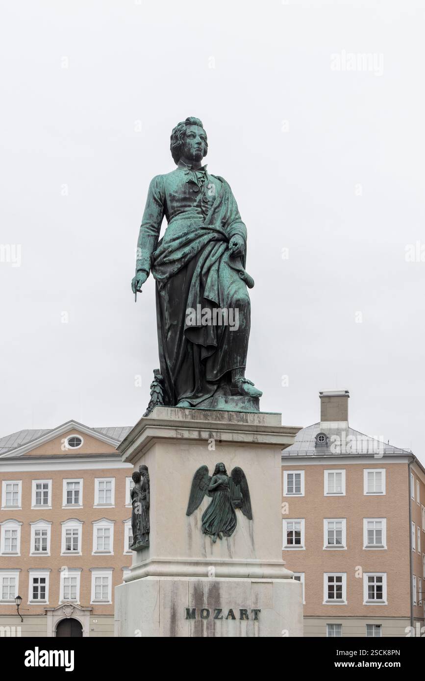 Salzburg, Österreich- - 25. August 2024: Mozartstatue am Mozartplatz in Salzburg in Österreich Stockfoto