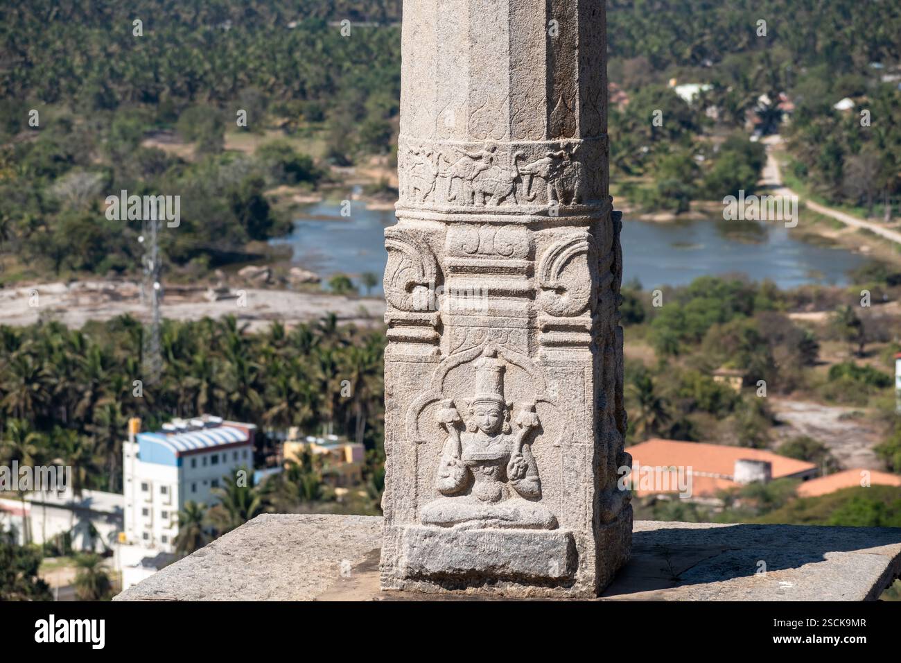 Steinschnitzerei einer Gottheit auf einer antiken Säule in der historischen Stadt Shravanabelagola. Stockfoto