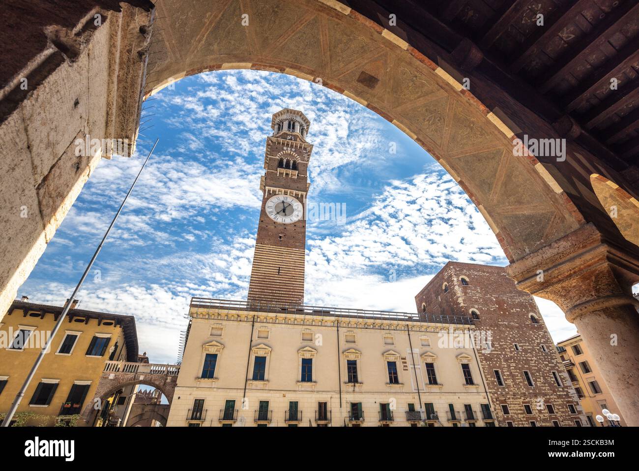 Piazza delle Erbe mit Turm Torre dei Lamberti im historischen Zentrum von Verona, Italien, Europa. Stockfoto