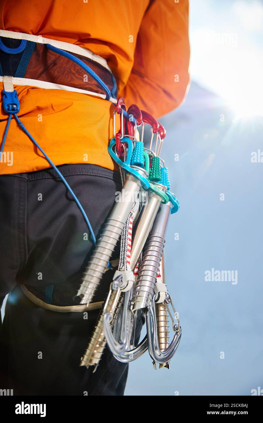 Eiskletterausrüstung, Seile, Karabiner, Schraube, Sicherung, Nahaufnahme des Bergsteigersports auf der Hochgebirgsroute Stockfoto