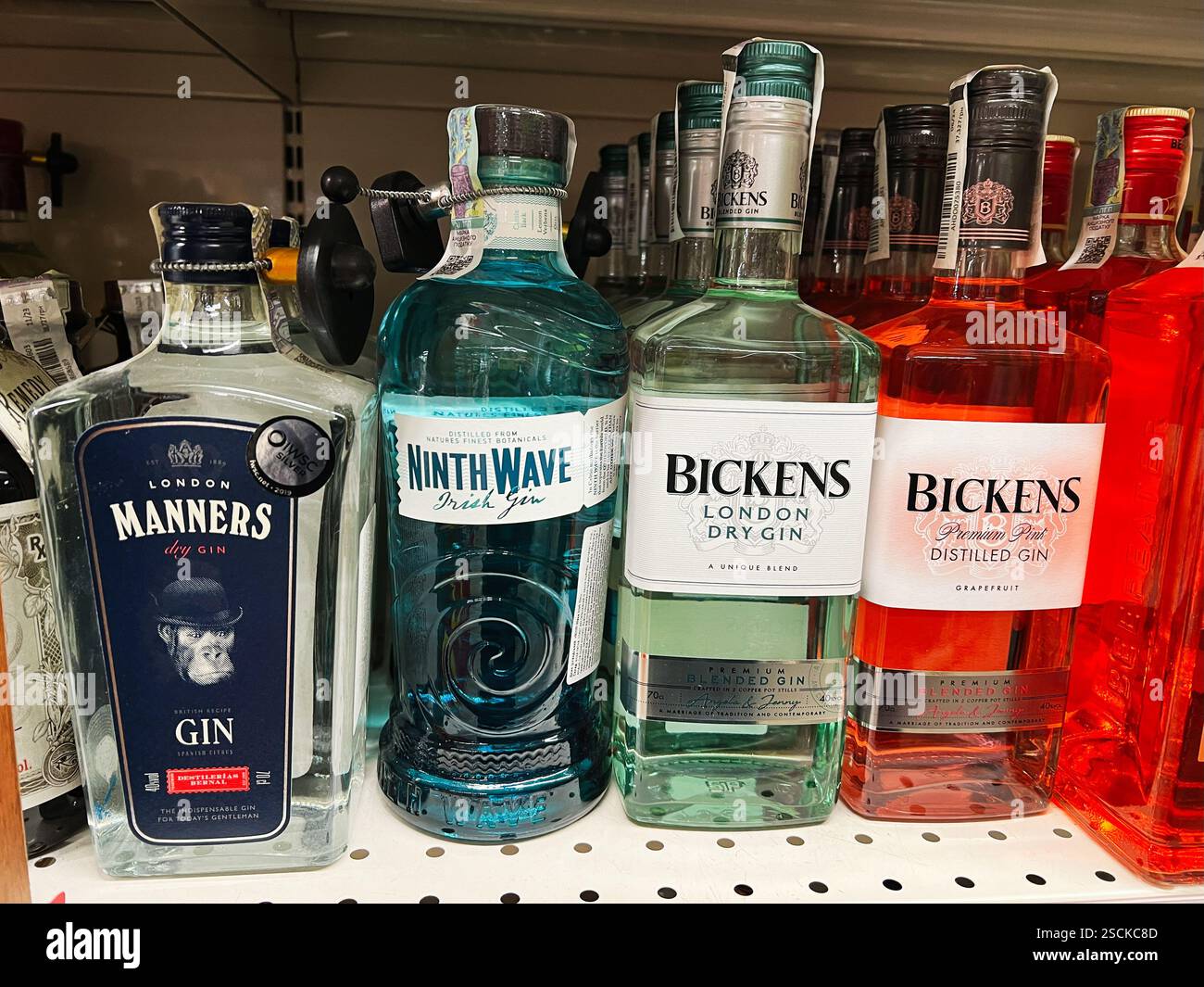 Kiew, Ukraine - 04. Februar 2025: Auswahl an farbenfrohen Gin-Flaschen im Supermarktregel unter hellem und klarem Licht Stockfoto