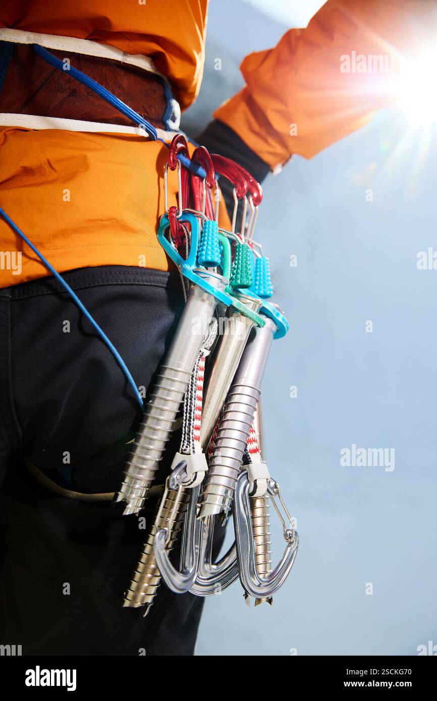 Eiskletterausrüstung, Seile, Karabiner, Schraube, Sicherung, Nahaufnahme des Bergsteigersports auf der Hochgebirgsroute Stockfoto
