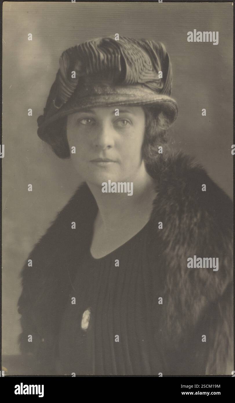 Porträt einer Frau mit Cameo Pin, 1907-1943. Stockfoto