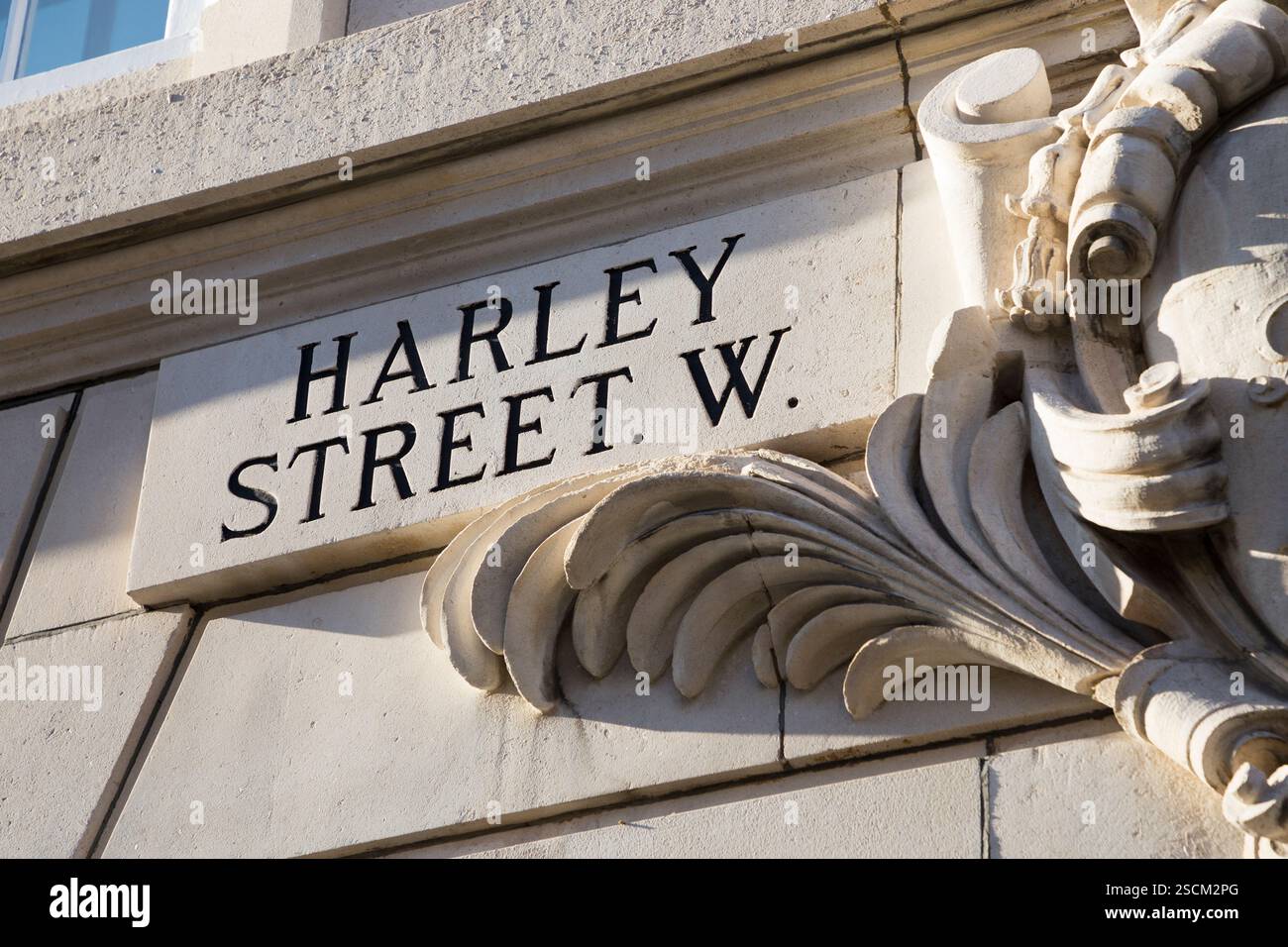 Straße / Straßenschild vor medizinischen Beratungsbüros / Räumen in Harley Street, London. UK. (143) Stockfoto