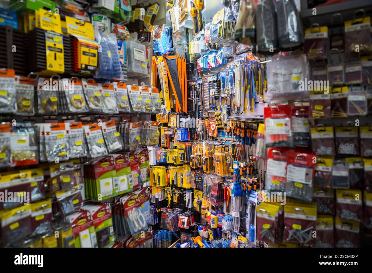 Baumarkt im Inneren; gut sortiertes Heimwerker-, Handwerker- und Profi-Geschäft, eine Aladdin's Cave mit Werkzeugen und Materialien. London. (143) Stockfoto