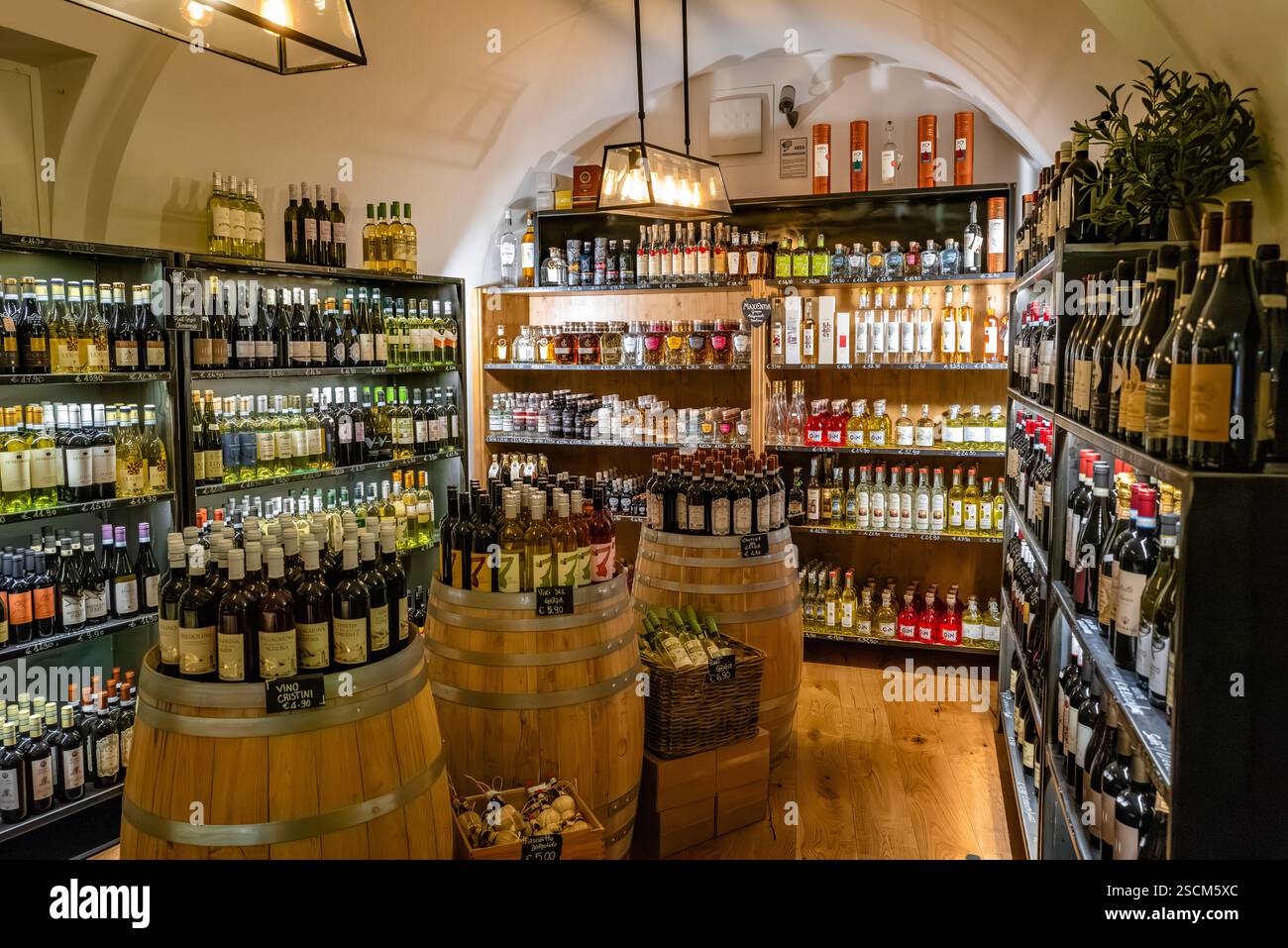 Wein- und Olivenölgeschäft im Gardasee Italien Stockfoto