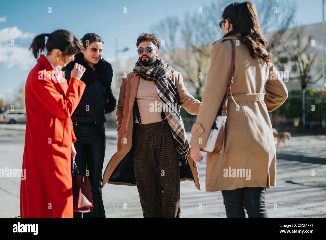 Gruppe von stilvollen Einzelpersonen, die im Freien ein Gespräch führen Stockfoto