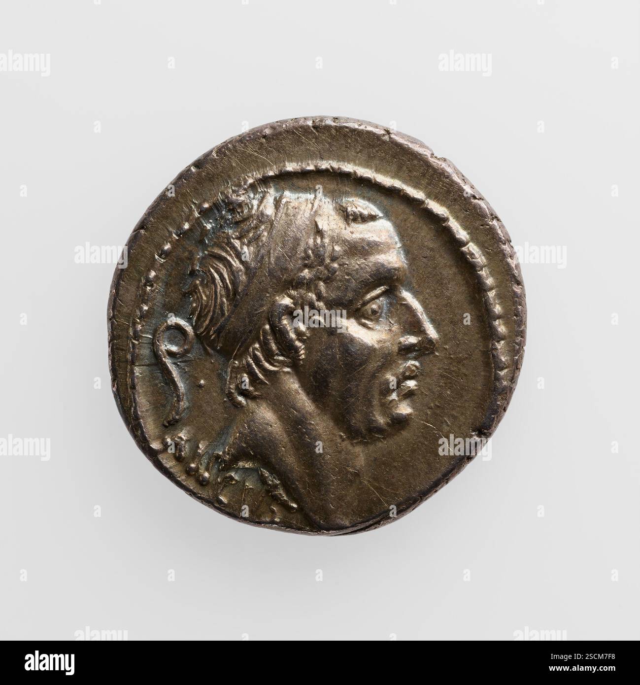 Denar, 1. Jahrhundert v. Chr. Zusatzinfo: Vorderseite: Kopf von Ancus Martius rechts, Diadem tragend; lituus (krumme Stange) dahinter. Umgekehrt: Aquädukt, auf dem eine Reiterstatue steht; Blume zu Pferden Füßen. Stockfoto Denar, 1. Jahrhundert v. Chr. Zusatzinfo: Vorderseite: Kopf von Ancus Martius rechts, Diadem tragend; lituus (krumme Stange) dahinter. Umgekehrt: Aquädukt, auf dem eine Reiterstatue steht; Blume zu Pferden Füßen. Stockfoto