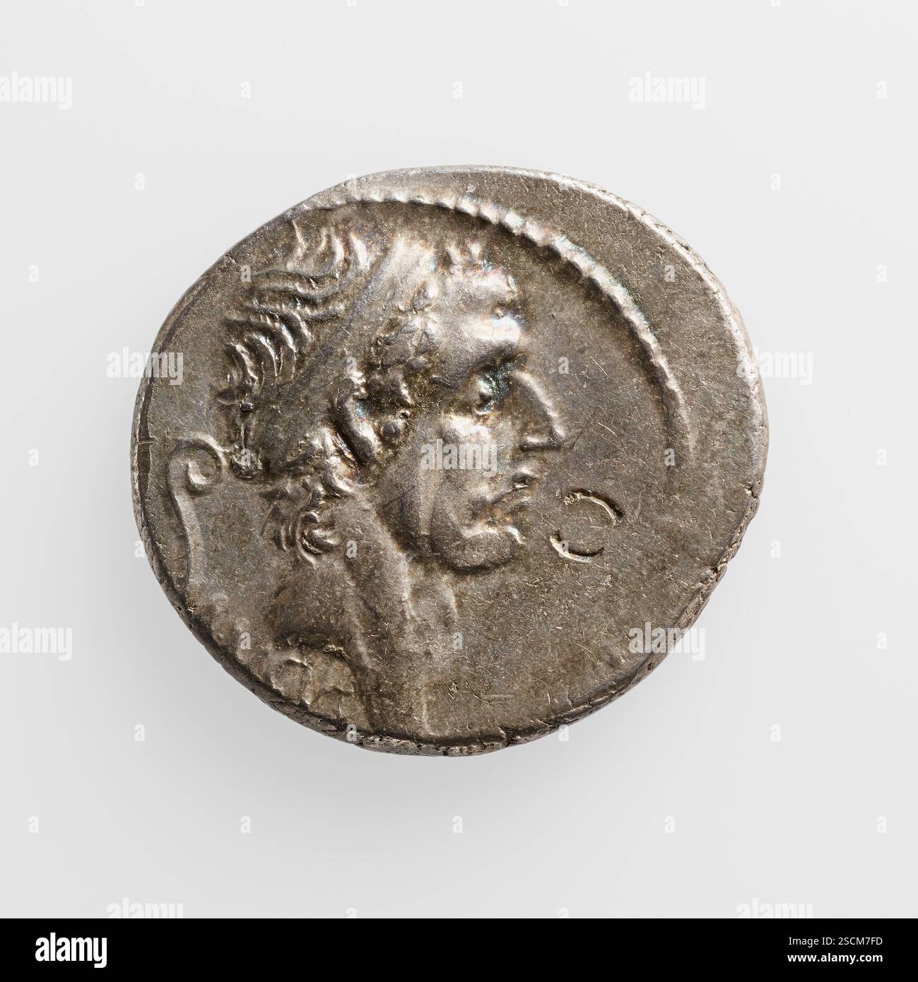 Denar, 1. Jahrhundert v. Chr. Zusatzinfo: Vorderseite: Kopf von Ancus Martius rechts, Diadem tragend; lituus (krumme Stange) dahinter. Umgekehrt: Aquädukt, auf dem eine Reiterstatue steht; blühende Pflanze zu Pferden Füßen. Stockfoto Denar, 1. Jahrhundert v. Chr. Zusatzinfo: Vorderseite: Kopf von Ancus Martius rechts, Diadem tragend; lituus (krumme Stange) dahinter. Umgekehrt: Aquädukt, auf dem eine Reiterstatue steht; blühende Pflanze zu Pferden Füßen. Stockfoto