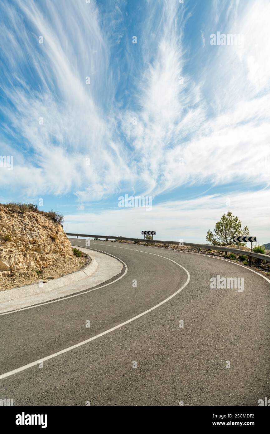 Malerische Bergstraße am sonnigen Tag, Alicante, Spanien – Stockfoto Stockfoto