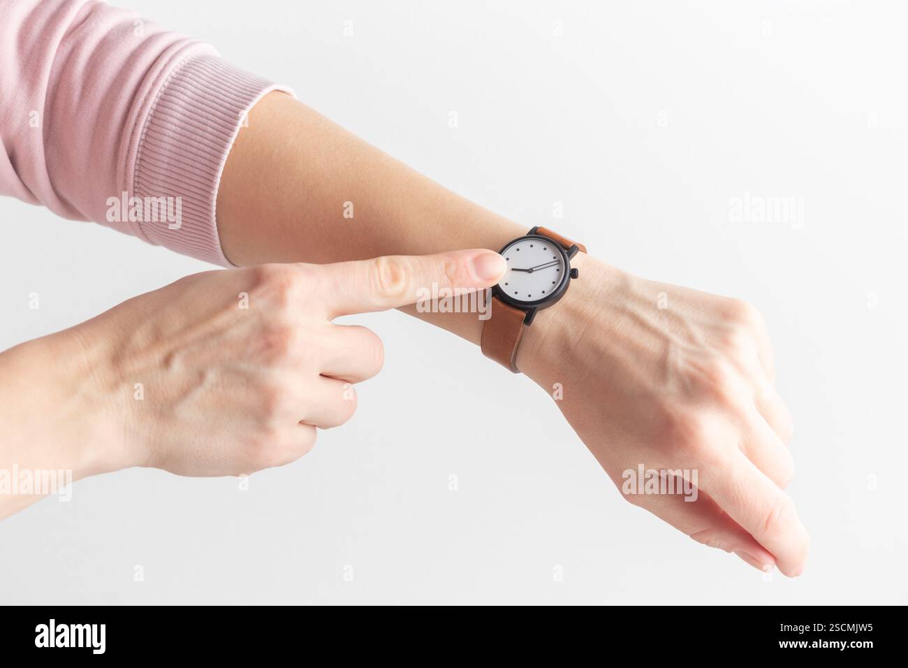 Beeilen Sie Sich Zur Arbeit. Frauenzeiger mit Armbanduhren warten auf Termin oder Verzögerung mit Uhr, verspätet oder Zeigen, Zeitmanagement für Zeitplan oder Trav Stockfoto