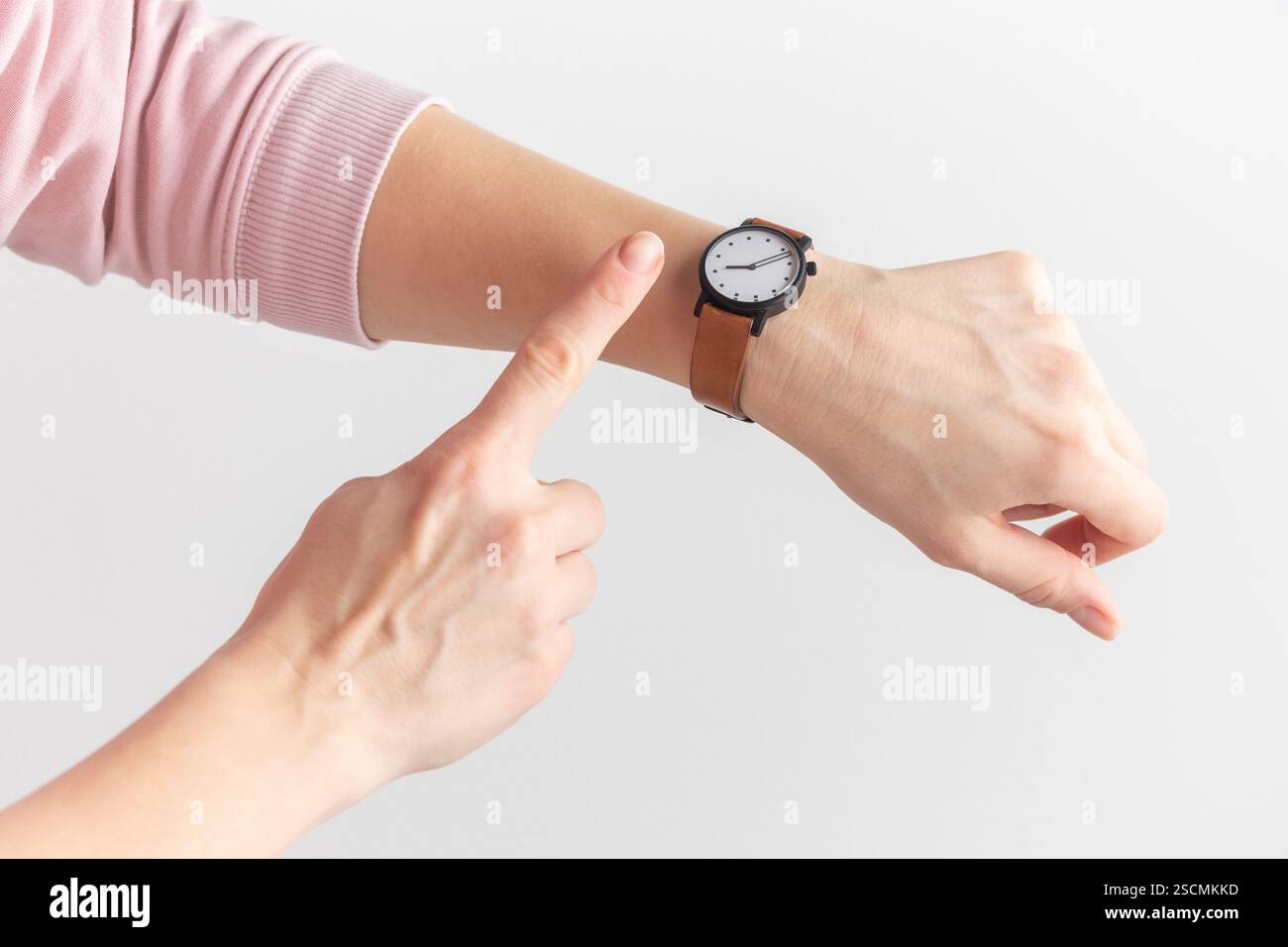 Beeilen Sie Sich Zur Arbeit. Frauenzeiger mit Armbanduhren warten auf Termin oder Verzögerung mit Uhr, verspätet oder Zeigen, Zeitmanagement für Zeitplan oder Trav Stockfoto