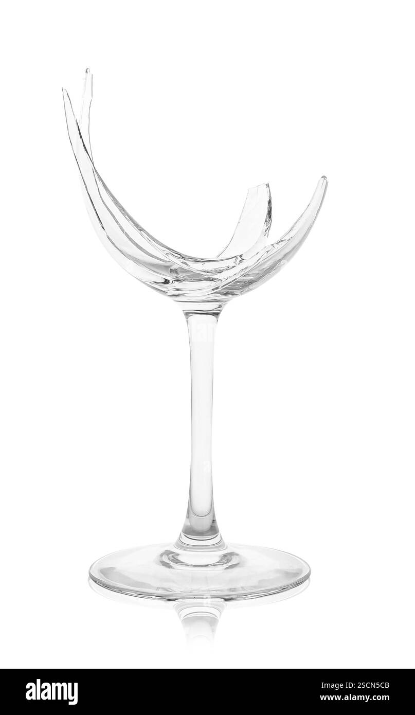 Ein zerbrochenes Weinglas isoliert auf weiß Stockfoto