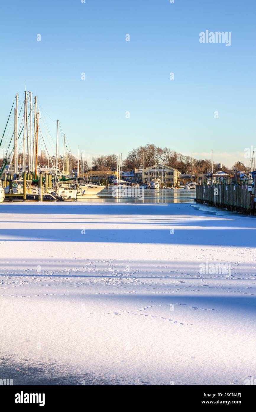 Gefrorener Hafen; Boote angedockt; Winterszene. Stockfoto