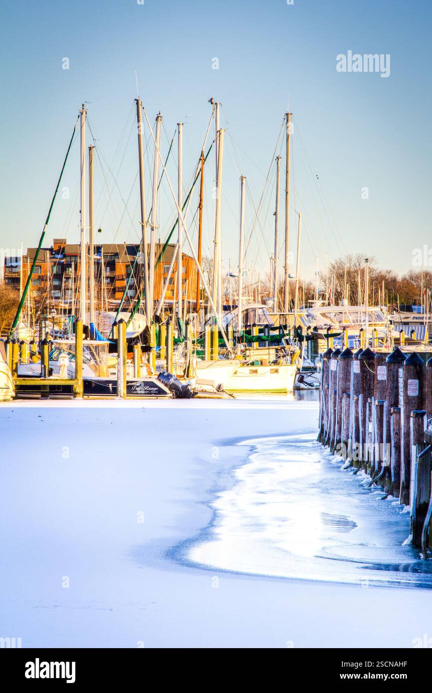 Gefrorener Hafen; Boote angedockt; Winterszene. Stockfoto