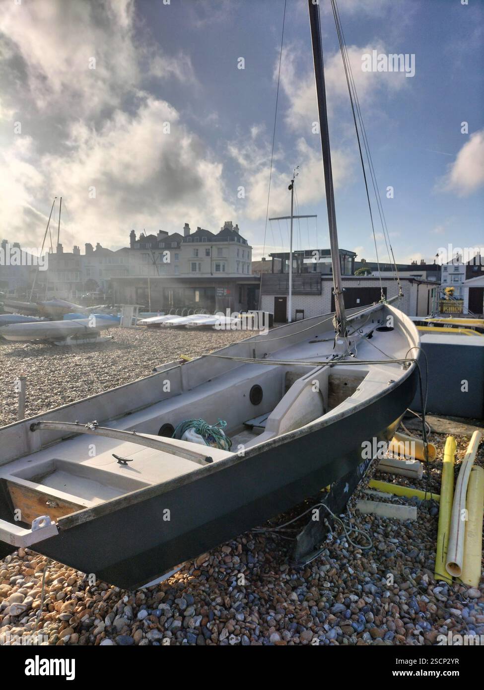 Zeitlose Boote am Ufer: Ein Blick in das maritime Erbe, wo verwittertes Holz und Küstencharme Geschichten vom Meer erzählen. - Smartphone-aufgenommenes Stockfoto