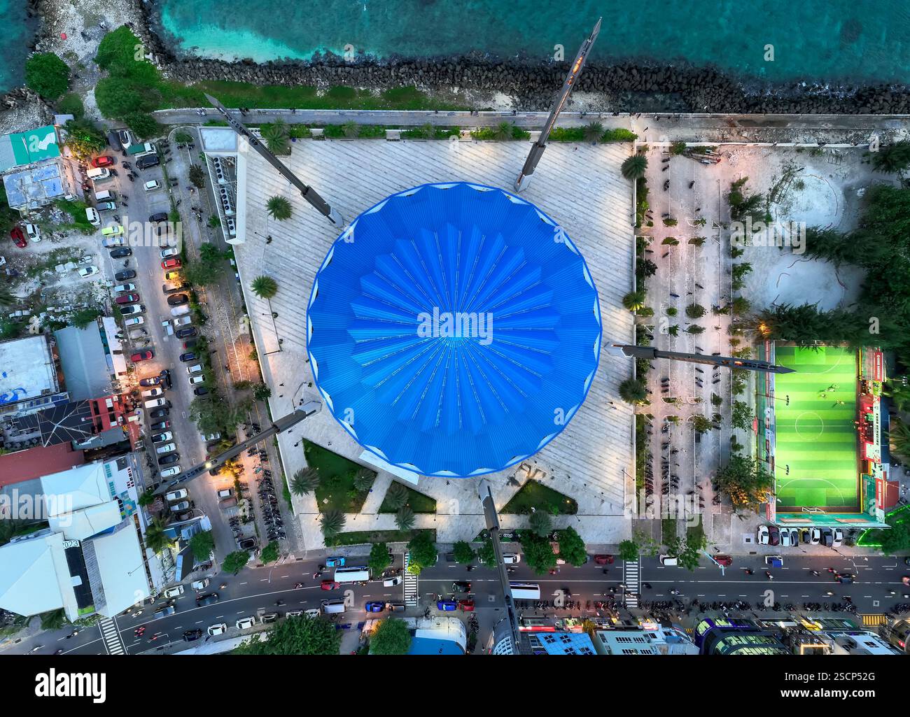 Die King Salman Moschee in Male, Malediven, ist ein prominentes islamisches Wahrzeichen, das wunderschöne Architektur zeigt und als zentraler Ort für Gottesdienste dient Stockfoto