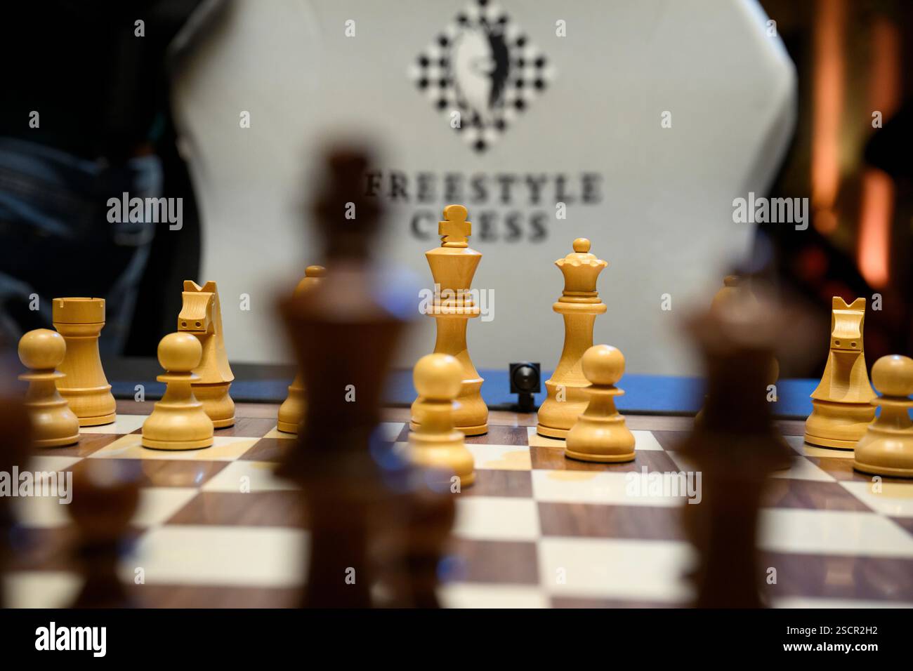 Wangels, Deutschland. Februar 2025. Weiße Schachfiguren werden vor dem Start des Freestyle Chess Grand Slam im Weissenhaus Private Nature Luxury Resort in Wangels auf einem Schachbrett platziert. Quelle: Gregor Fischer/dpa/Alamy Live News Stockfoto