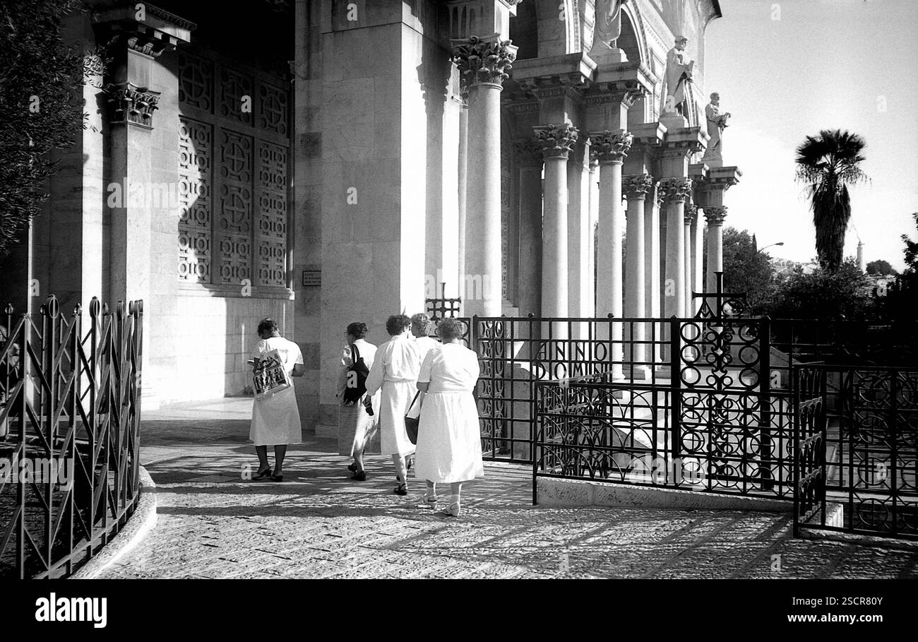 Kirche der Nationen im Garten Gethsemane in Jerusalem. Vier Frauen betreten die Kirche. [Automatisierte Übersetzung] Stockfoto