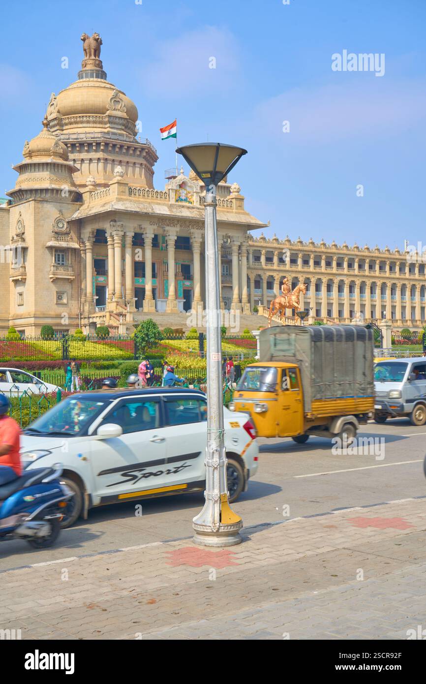 Vidhana Soudha, Bangalors ikonisches neo-dravidianisches Legislativgebäude, symbolisiert Karnatakas politisches und kulturelles Erbe, umgeben von der Stadt.“ Stockfoto