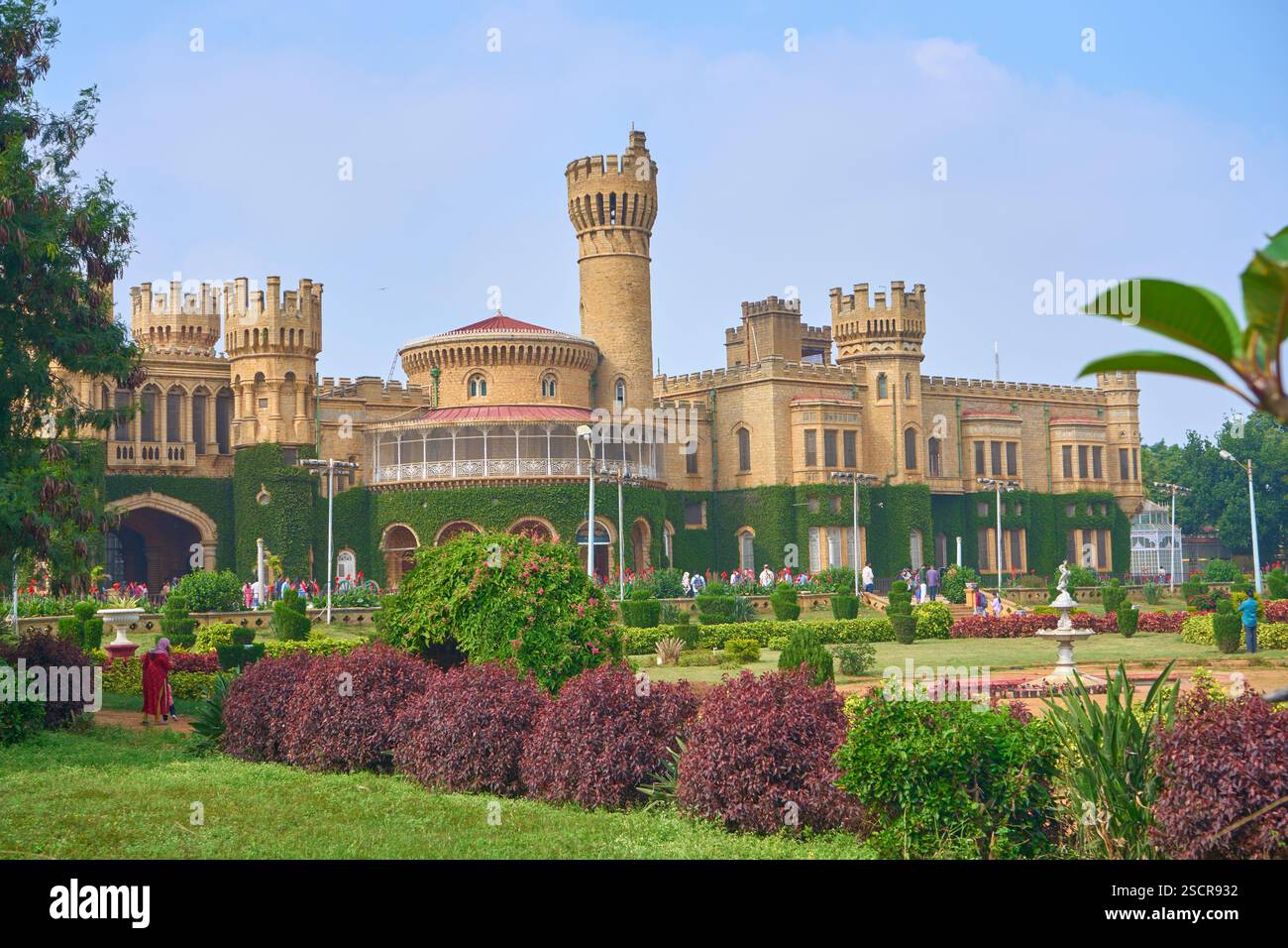 Der 1878 erbaute Bangalore Palast zeigt die Architektur der Tudor und Gotik, die die königliche Geschichte von Bangalore widerspiegelt. Umgeben von üppigen Gärten. Stockfoto