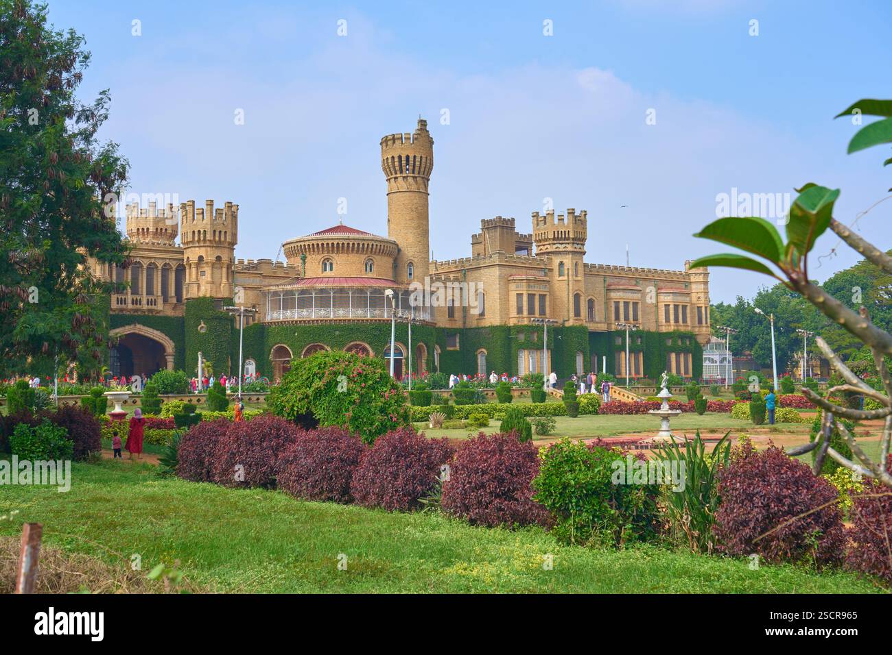 Der 1878 erbaute Bangalore Palast zeigt die Architektur der Tudor und Gotik, die die königliche Geschichte von Bangalore widerspiegelt. Umgeben von üppigen Gärten. Stockfoto