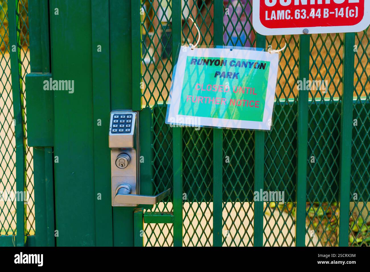 Los Angeles, Kalifornien - 8. Januar 2025: Schild, das die Schließung des Runyon Canyon Park, Los Angeles, aufgrund von Waldbränden anzeigt. Grünes Schild an einem Tor Stockfoto