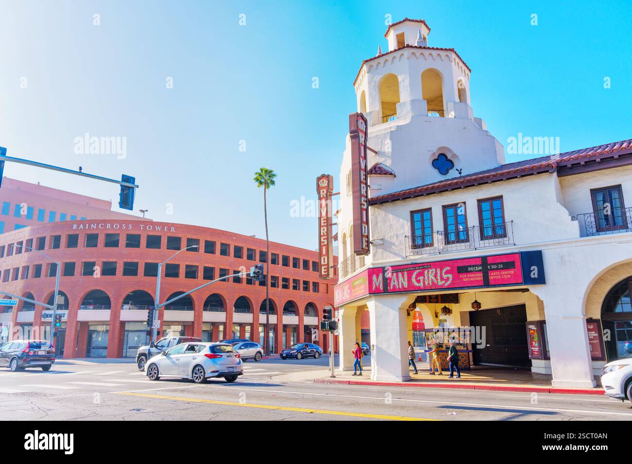 Riverside, Kalifornien - 31. Dezember 2024: Farbenfroher Blick auf das Riverside Fox Theater neben dem Raincross Tower, der das geschäftige Stadtleben von AT einfängt Stockfoto