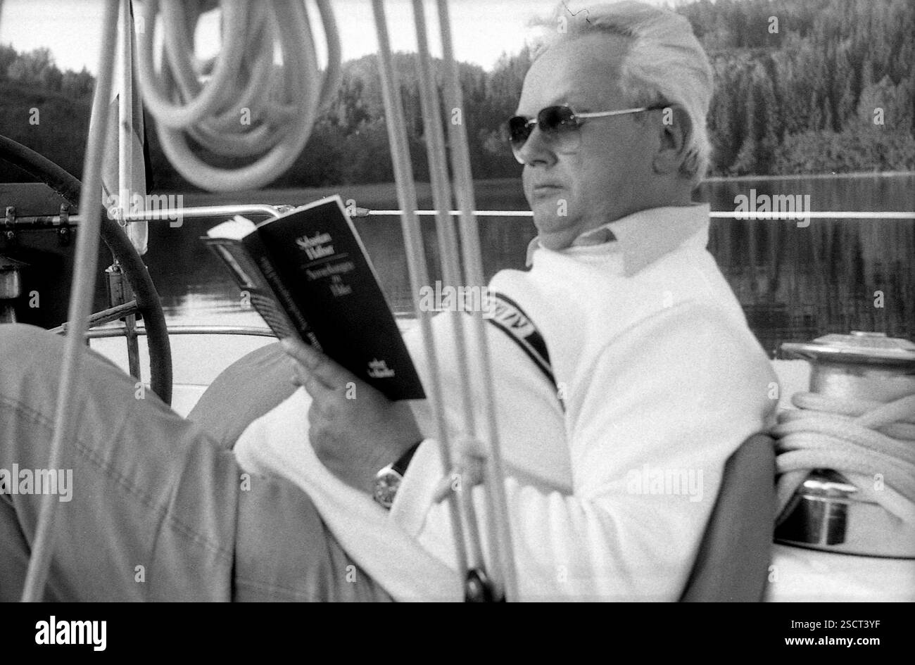 Ein Skipper liest das Werk „Notes on Hitler“ von Sebastian Haffner. [Automatisierte Übersetzung] Stockfoto